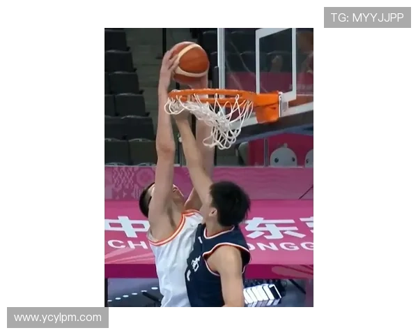 周琦篮下强攻双手暴扣卡尔顿精彩瞬间引爆全场 CBA赛场激情四溢 周琦篮下强攻双手暴扣卡尔顿精彩瞬间引爆全场 CBA赛场激情四溢